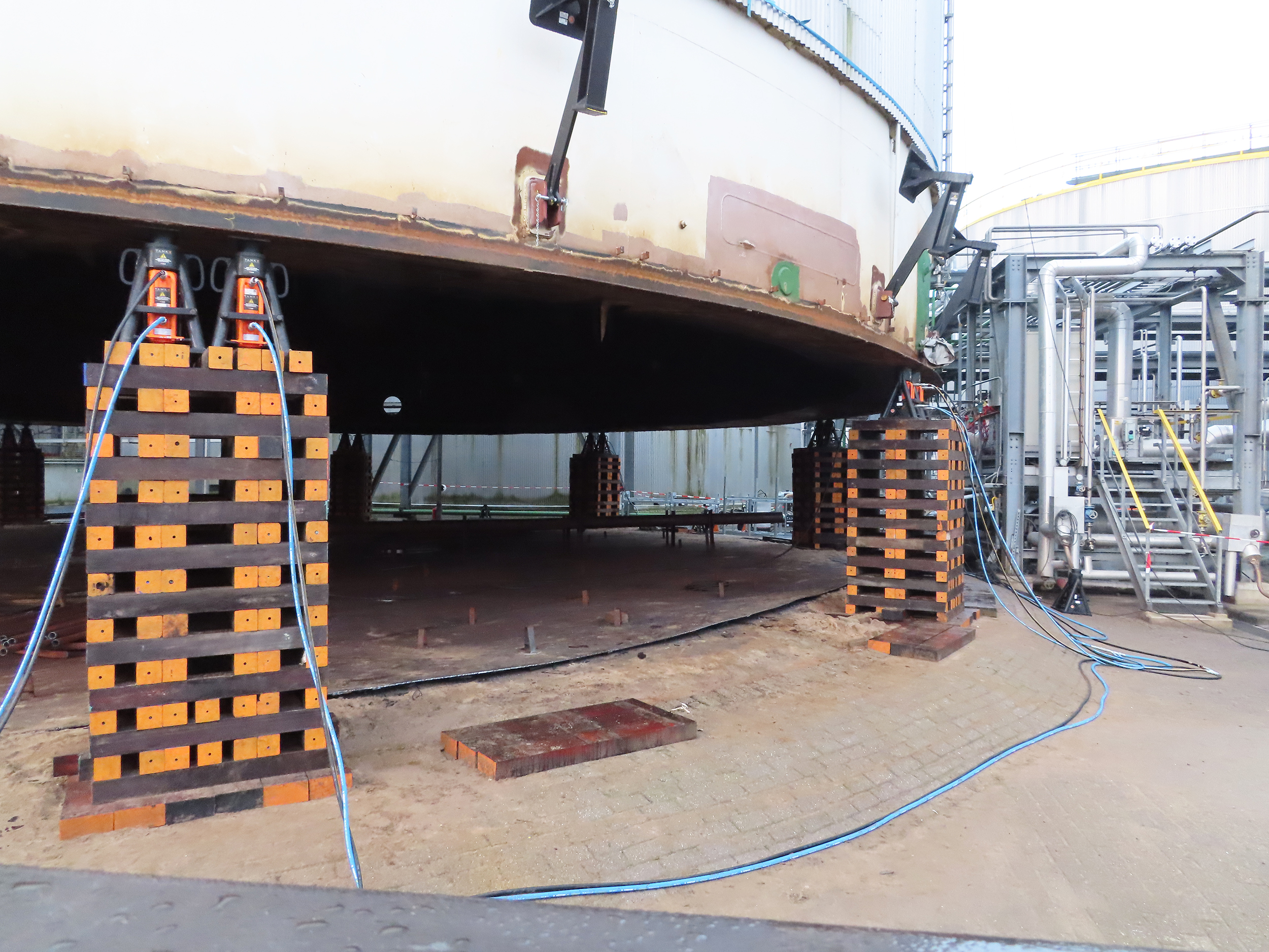 Tank jacking (2)